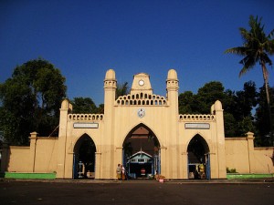 Solo-Surakarta-Mosque-Entrance-300x225