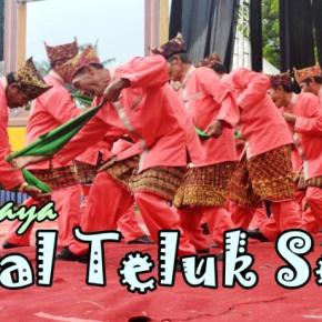 Terpukau Kemeriahan Parade Budaya di Festival Teluk&nbsp;Semaka